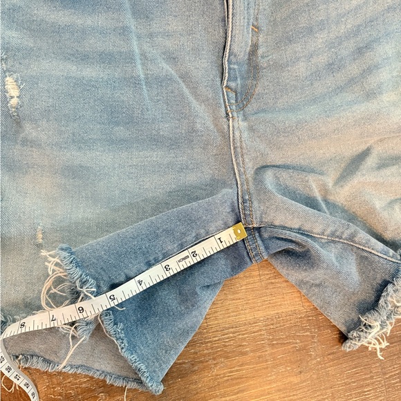 Forever 21 Women’s Distressed Jean Shorts - Size 31 - Picture 5 of 6